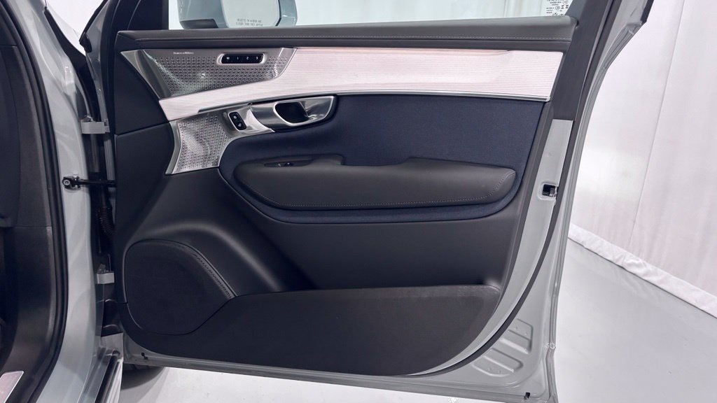 Certified 2025 Volvo XC90 B6 Ultra AWD/4WD image 20