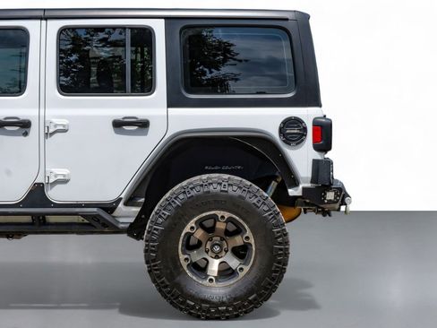 Used 2018 Jeep Wrangler Unlimited Sahara image 11