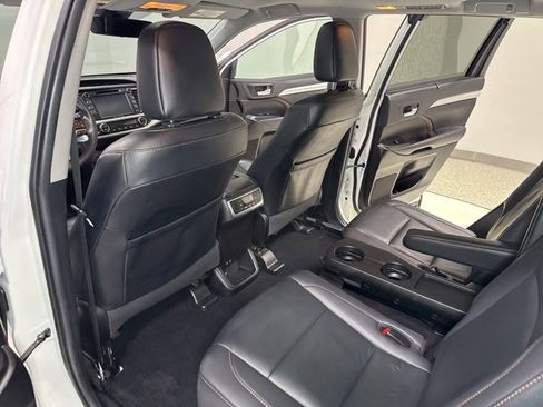 Used 2019 Toyota Highlander XLE image 28
