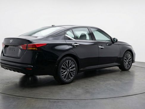 Used 2025 Nissan Altima 2.5 SV FWD image 9