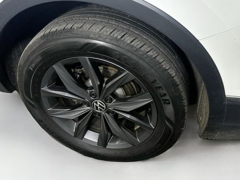 Used 2024 Volkswagen Tiguan SE FWD image 11