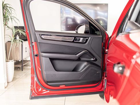 Used 2022 Porsche Cayenne GTS AWD/4WD image 32