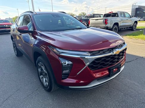 Used 2024 Chevrolet Trax LT w/ Driver Confidence Package FWD image 4