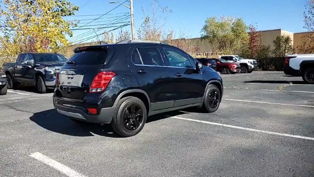 Used 2017 Chevrolet Trax LT w/ LT Convenience Package FWD image 2
