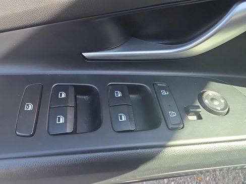 Used 2022 Hyundai Elantra Limited w/ Preferred Accessory Package FWD image 11
