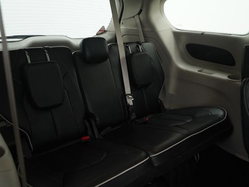 Used 2023 Chrysler Pacifica Limited image 13