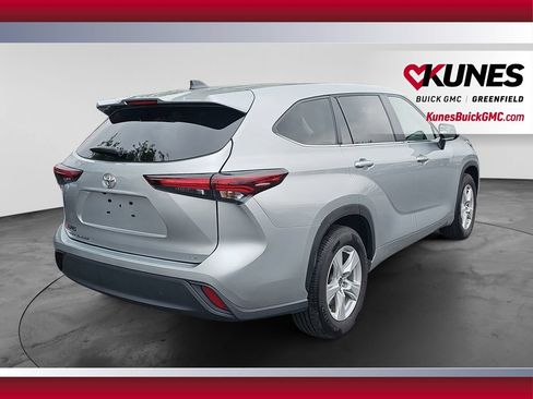 Used 2025 Toyota Highlander LE FWD image 9