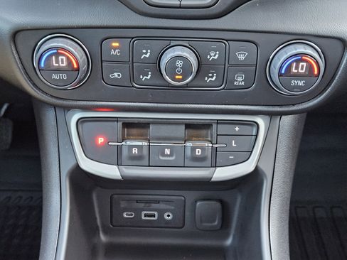 Used 2022 GMC Terrain SLE w/ Driver Convenience Package image 18