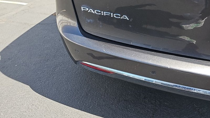 Used 2017 Chrysler Pacifica Touring-L w/ Tire & Wheel Group FWD image 7