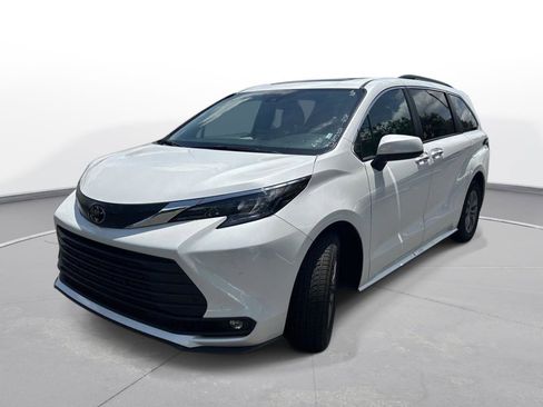 Certified 2026 Toyota Sienna XLE FWD image 2