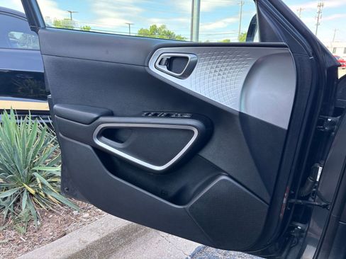 Used 2025 Kia Soul LX w/ LX Technology Package FWD image 18