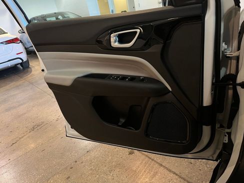 Used 2025 Jeep Compass Limited image 18