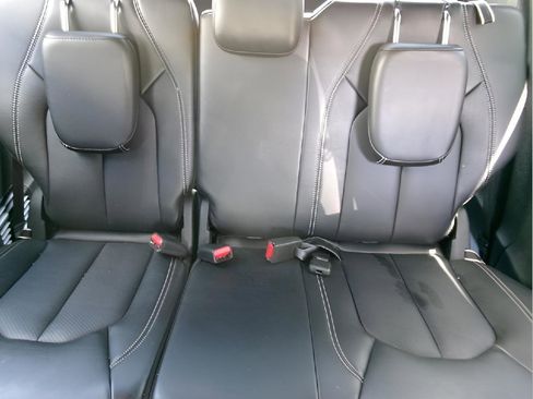 Used 2025 Chrysler Pacifica Select FWD image 11