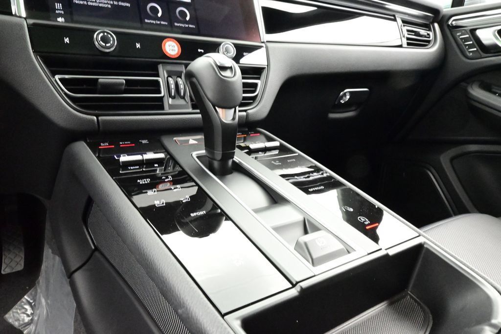 Certified 2025 Porsche Macan AWD/4WD image 11