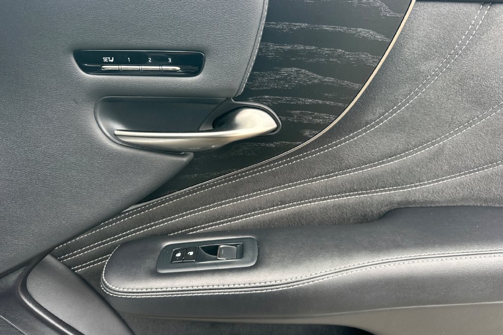 Used 2023 Lexus LS 500 w/ Accessory Package (Z1) RWD image 19
