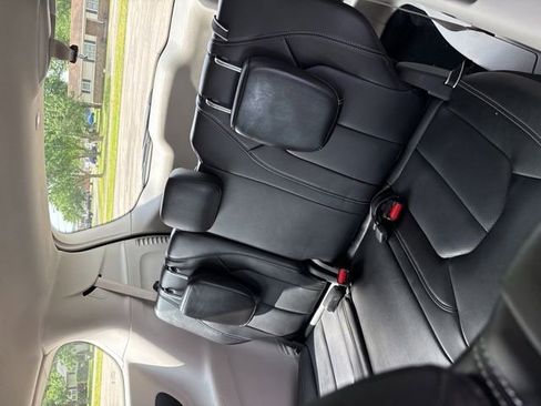 Used 2023 Chrysler Pacifica Touring-L FWD image 19
