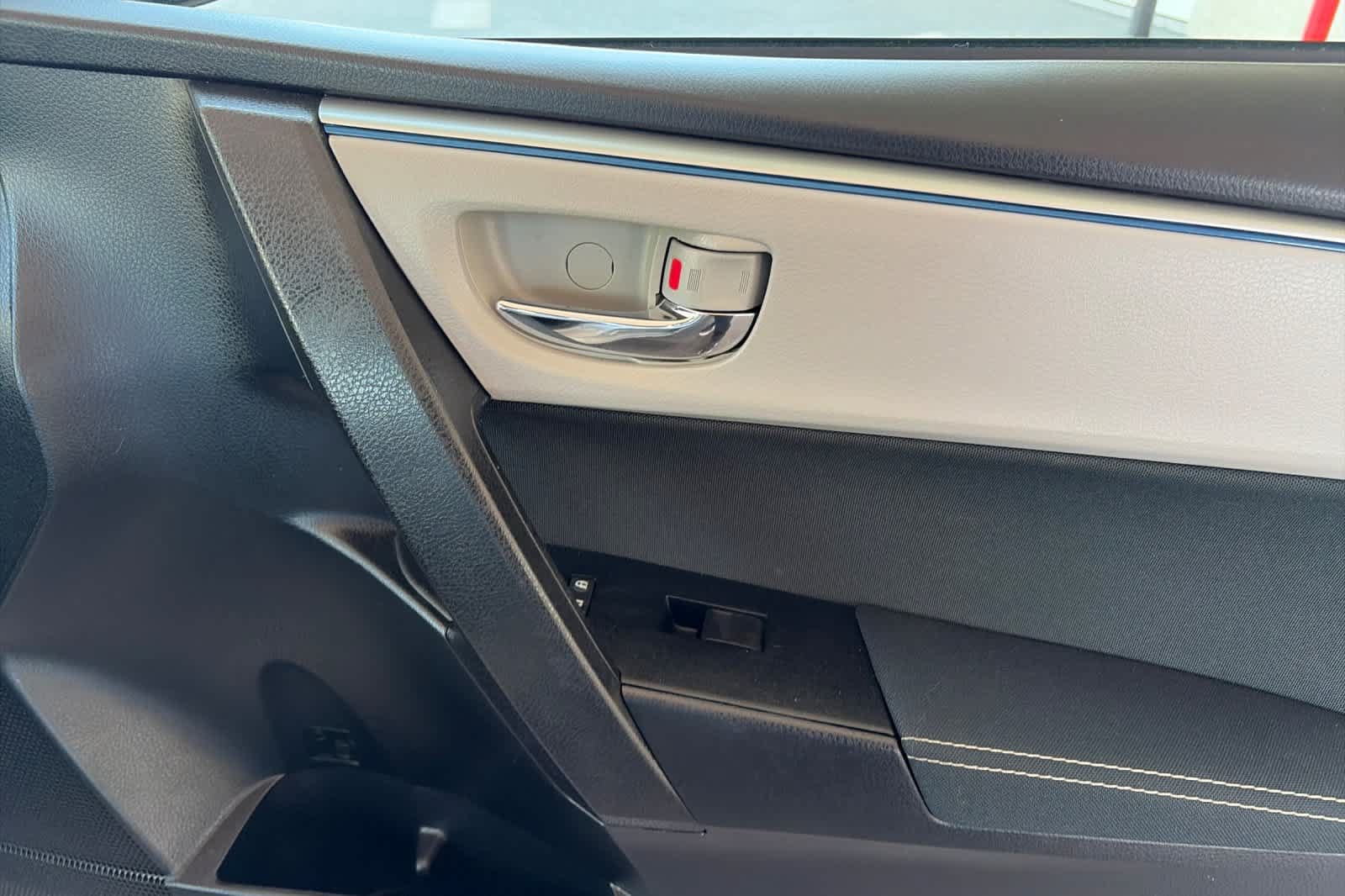 Used 2016 Toyota Corolla LE FWD image 17