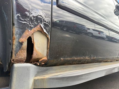 Used 2010 Chevrolet Avalanche LS w/ Interior Plus Package image 33