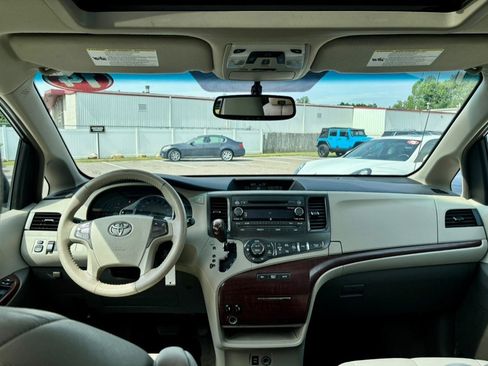 Used 2014 Toyota Sienna XLE FWD image 12