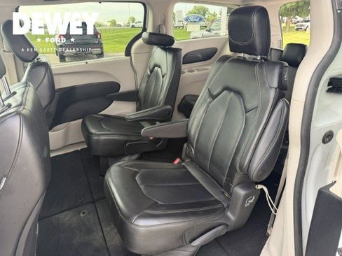 Used 2023 Chrysler Pacifica Touring-L FWD image 22