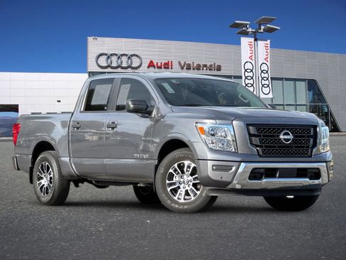 Used 2024 Nissan Titan SV w/ SV Convenience Package RWD image 2