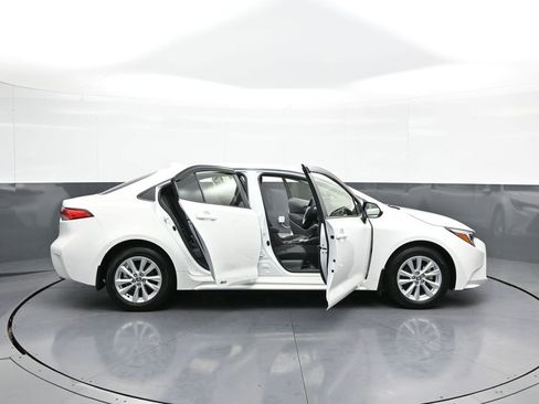 Certified 2025 Toyota Corolla LE image 40