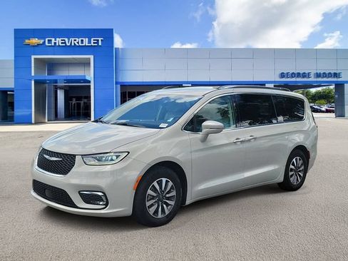 Used 2021 Chrysler Pacifica Touring-L FWD image 2