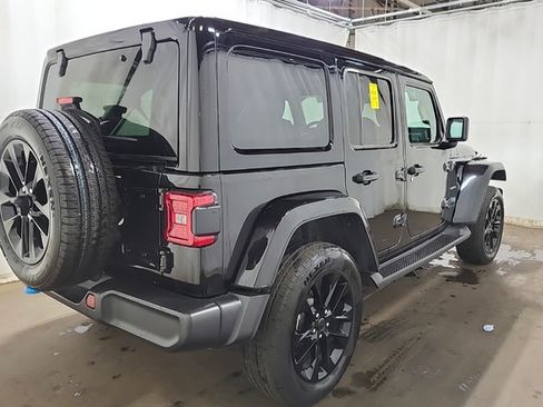Used 2024 Jeep Wrangler Unlimited Sahara w/ Technology Group AWD/4WD image 15