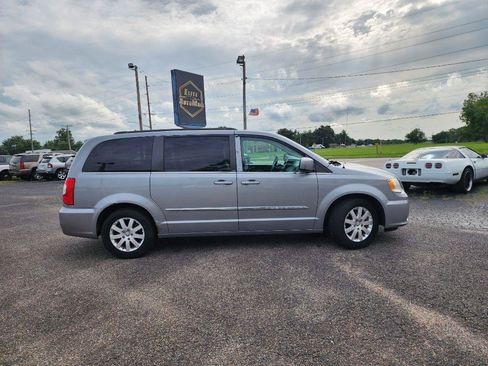 Used 2014 Chrysler Town & Country Touring FWD image 3
