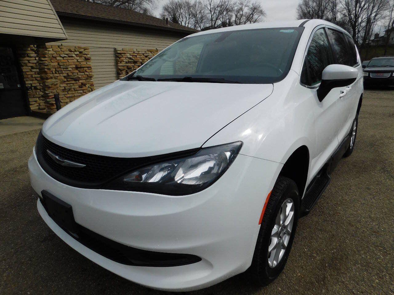 Used 2022 Chrysler Voyager LX FWD image 10
