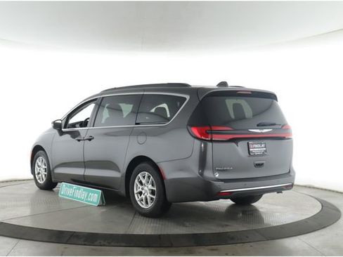 Used 2022 Chrysler Pacifica Touring-L FWD image 8
