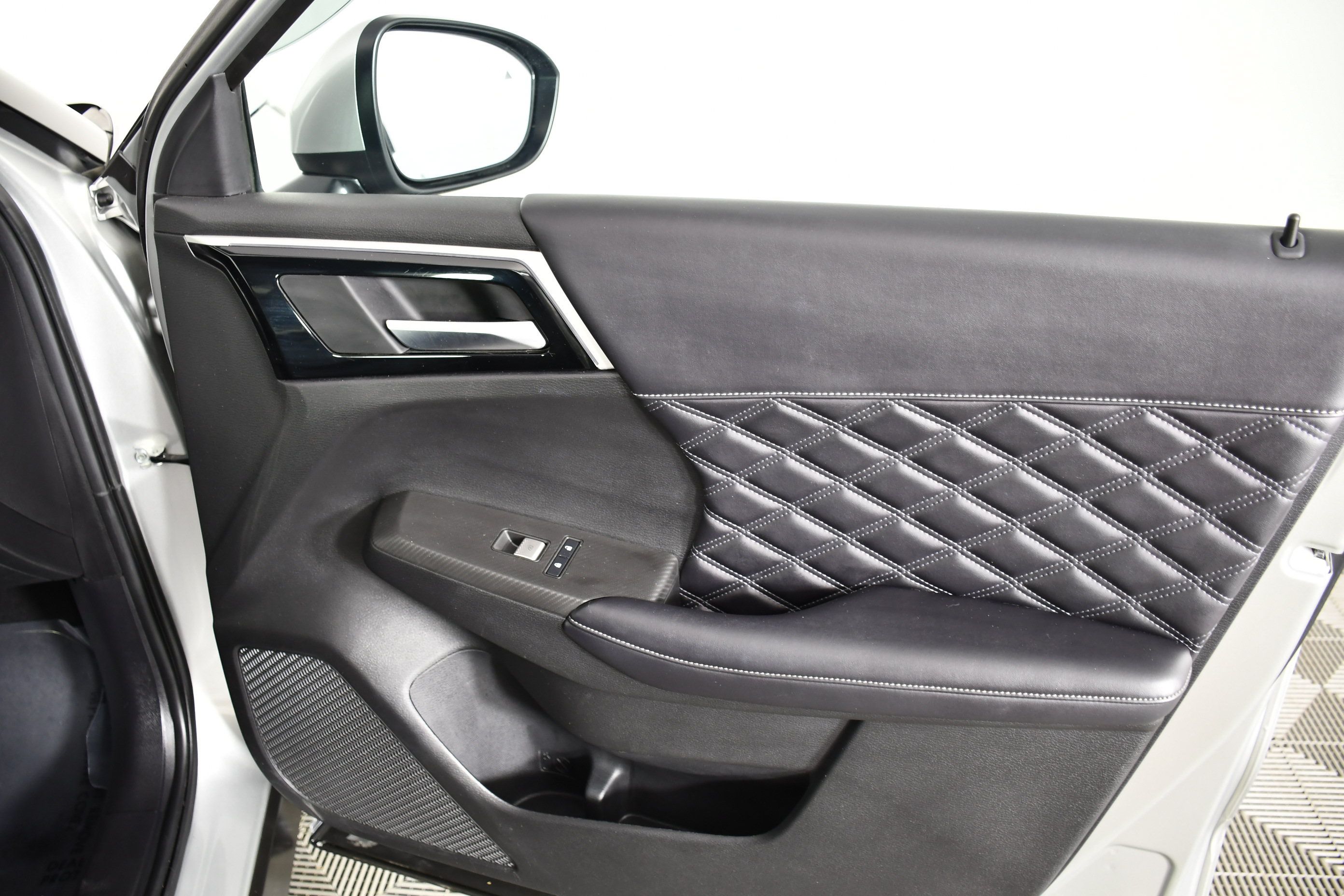 Used 2024 Mitsubishi Outlander SEL AWD/4WD image 37
