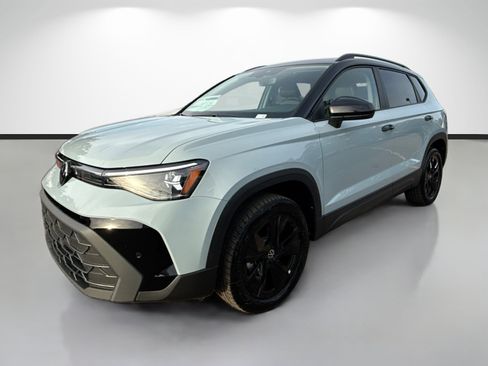 New 2026 Volkswagen Taos SE image 7