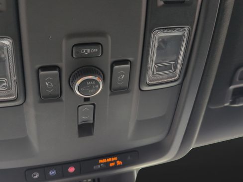Used 2025 GMC Yukon XL Denali AWD/4WD image 22