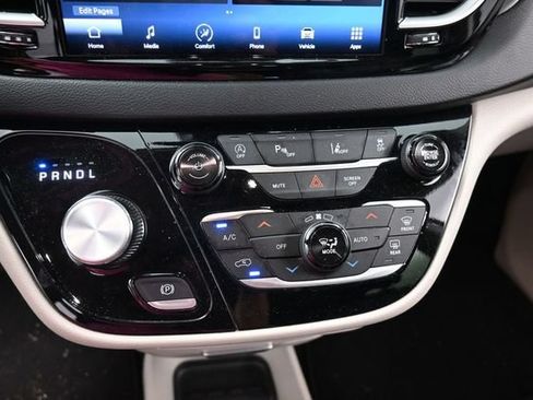 Used 2024 Chrysler Pacifica Touring-L FWD image 25