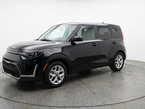 Used 2025 Kia Soul LX w/ LX Technology Package image 3