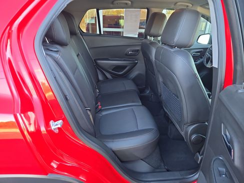 Used 2020 Chevrolet Trax LT w/ LT Convenience Package image 17