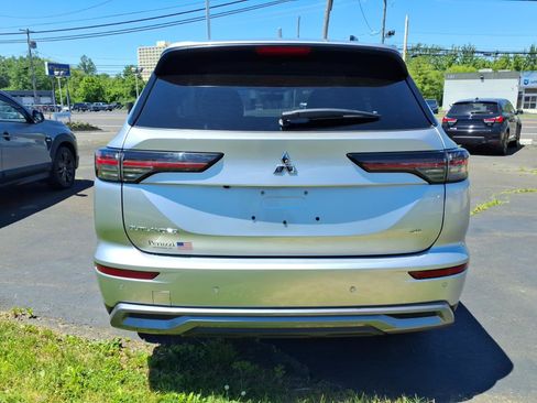 Used 2025 Mitsubishi Outlander SE FWD image 3
