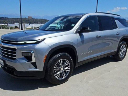 Used 2026 Chevrolet Traverse LT w/ Driver Confidence Package FWD image 4