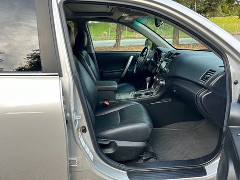 Used 2013 Toyota Highlander SE image 32