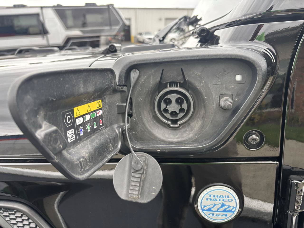Used 2024 Jeep Wrangler Unlimited Sahara w/ Technology Group AWD/4WD image 34
