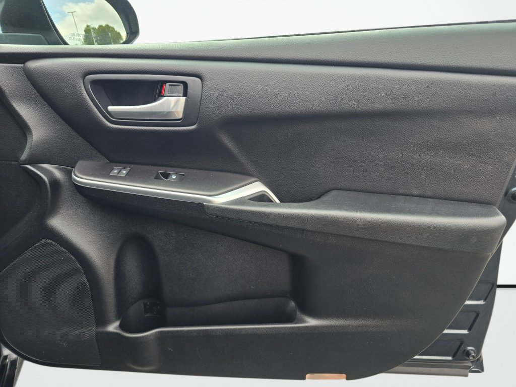 Used 2017 Toyota Camry SE FWD image 28
