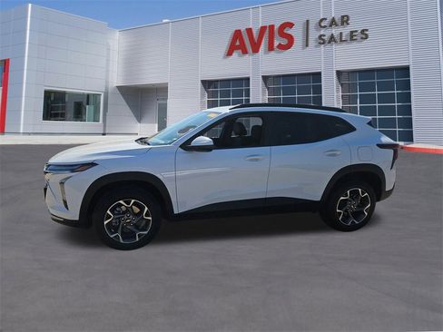 Used 2025 Chevrolet Trax LT w/ LT Convenience Package image 2