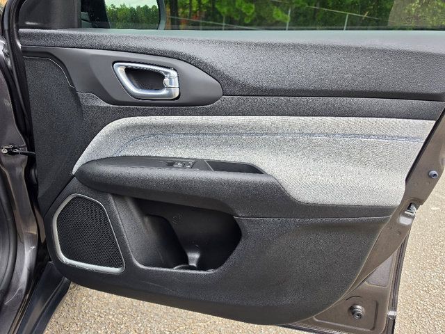 Used 2022 Jeep Compass Latitude FWD image 11