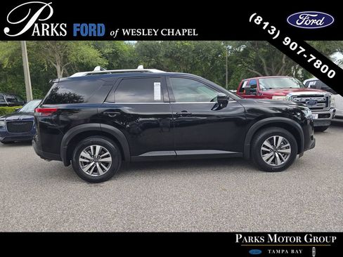 Used 2023 Nissan Pathfinder SL AWD/4WD image 4