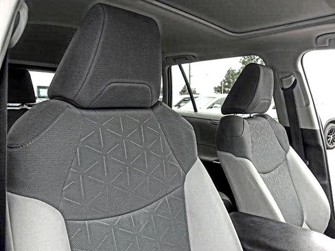 Certified 2021 Toyota RAV4 XLE w/ Convenience Package AWD/4WD image 15