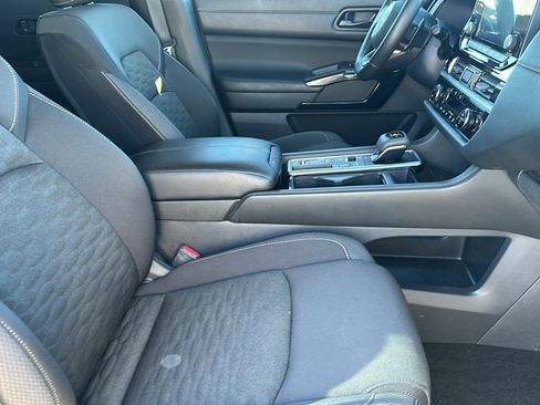 Used 2025 Nissan Pathfinder SV image 24