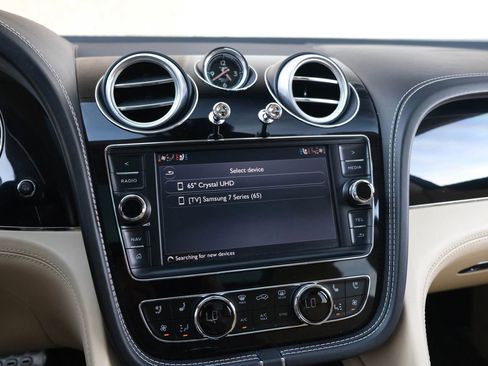 Used 2018 Bentley Bentayga image 39