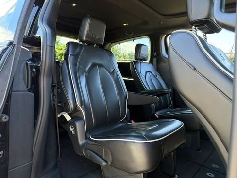 Used 2025 Chrysler Pacifica Limited FWD image 11