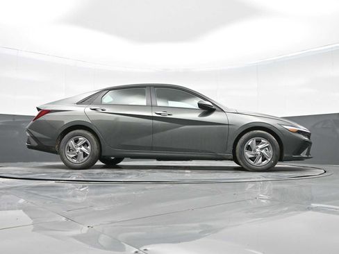 Used 2025 Hyundai Elantra SE FWD image 36